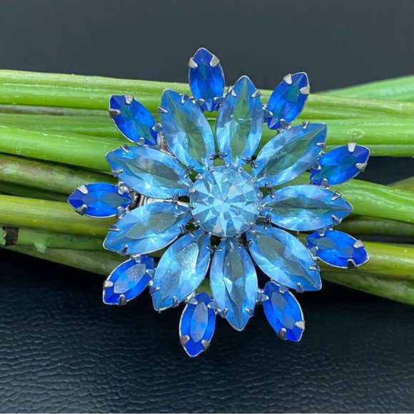 Vintage Unsigned Juliana 2-tone Blue Rhinestones Open Back Flower Brooch 13.7g - Picture 1 of 11